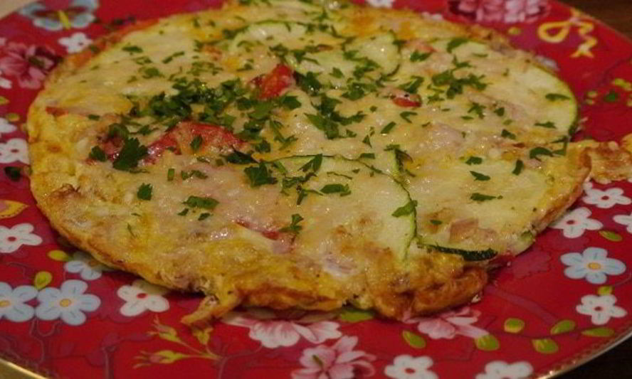 Рецепт фриттаты с тунцом, кабачком и сладким перцем