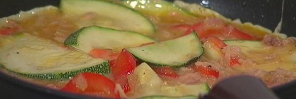 фриттата с тунцом, кабачком и сладким перцем