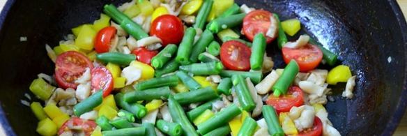 фриттата со стручковой фасолью помидорами черри и грибами