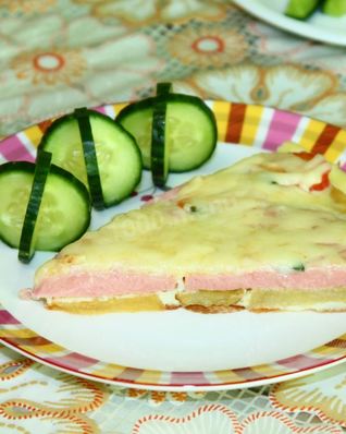 Картофельный омлет с вареной колбасой