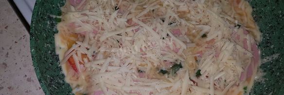 картофельный омлет с вареной колбасой