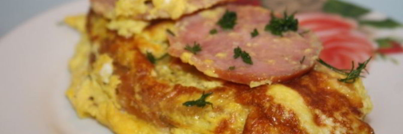 Королевский омлет на гренке с колбасой сальчичон в мультиварке