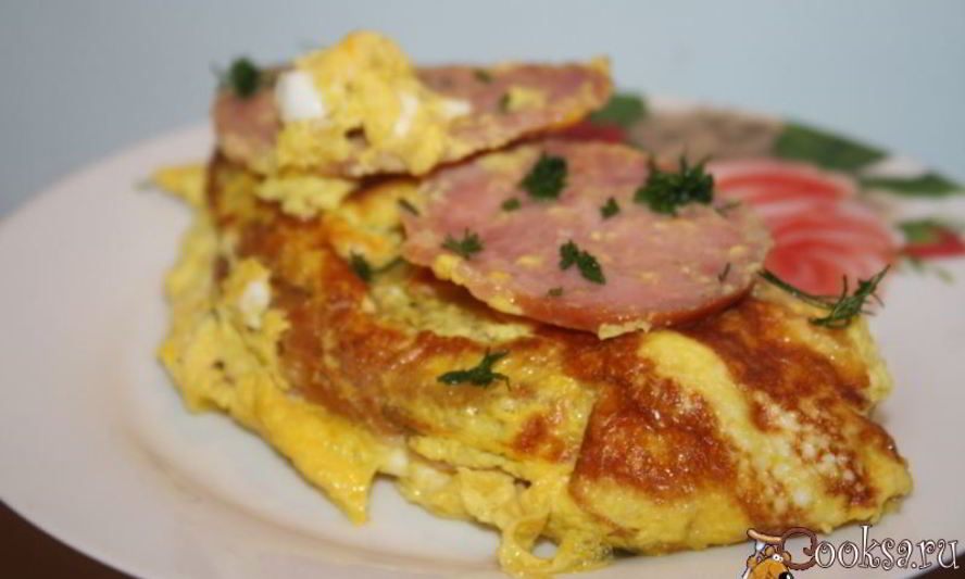 Рецепт королевского омлета на гренке с колбасой сальчичон в мультиварке