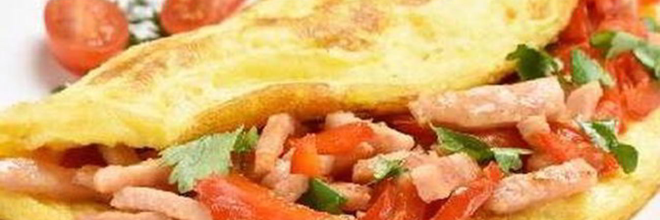 Нежный омлет с ветчиной и помидорами