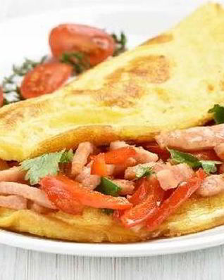 Нежный омлет с ветчиной и помидорами