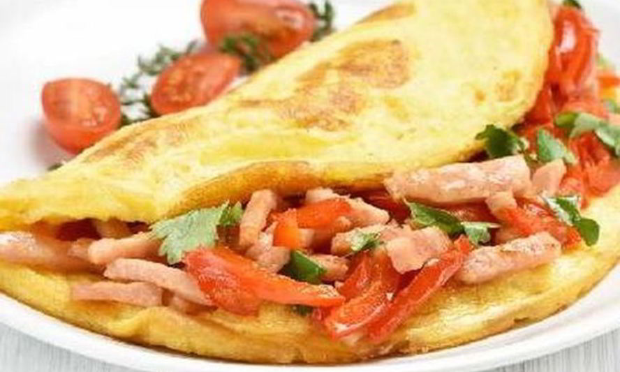 Рецепт нежного омлета с ветчиной и помидорами