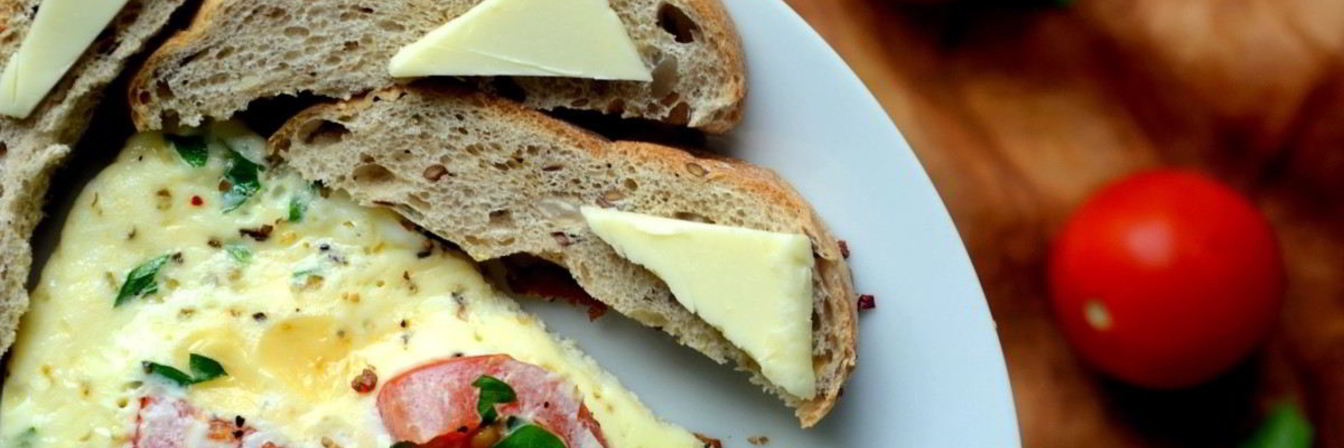 Омлет на сметане с томатами и сыром