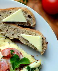 Омлет на сметане с томатами и сыром