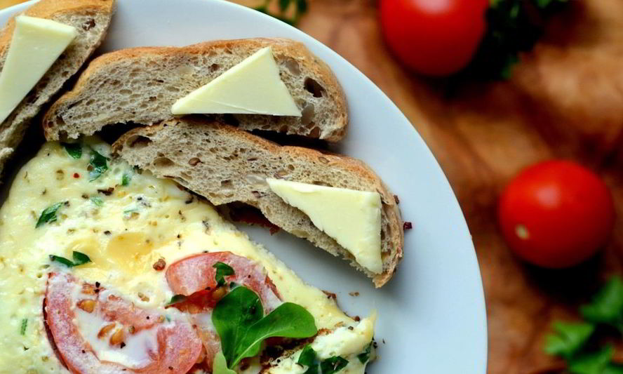 Рецепт омлета на сметане с томатами и сыром