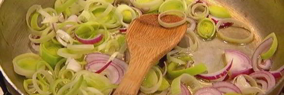 омлет с баклажанами, помидорами и луком