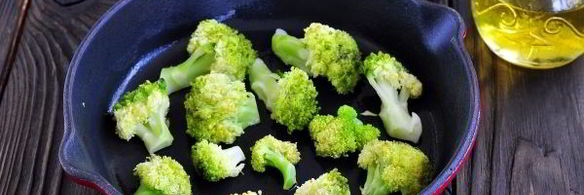 омлет с брокколи на сковороде