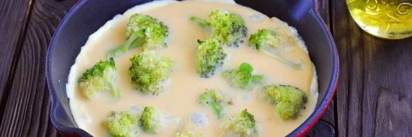 омлет с брокколи на сковороде