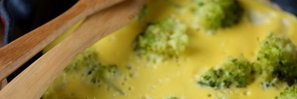 омлет с брокколи на сковороде