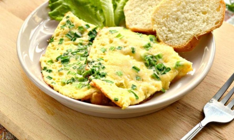 Рецепт омлета с картофелем, сыром и свежей зеленью