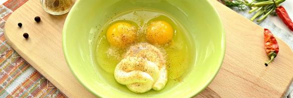 омлет с картофелем, сыром и свежей зеленью