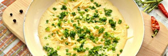 омлет с картофелем, сыром и свежей зеленью