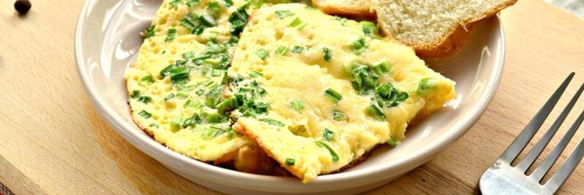 омлет с картофелем, сыром и свежей зеленью