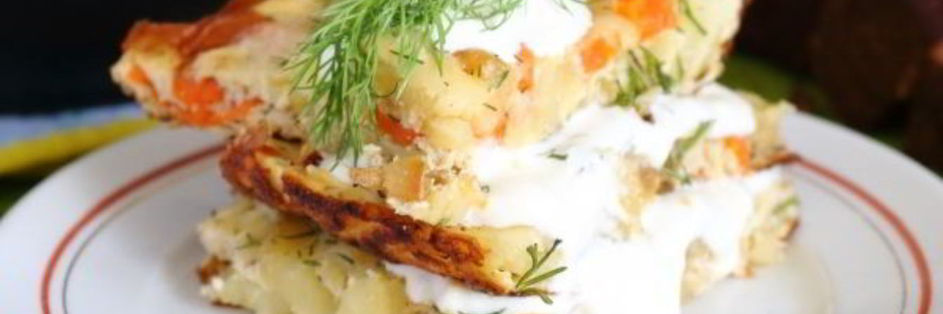 Омлет с картошкой на сковороде