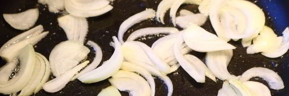 омлет с картошкой на сковороде