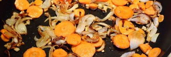 омлет с картошкой на сковороде