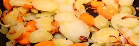 омлет с картошкой на сковороде