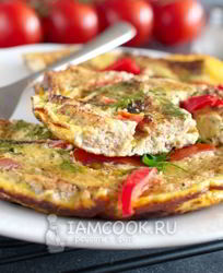 Омлет с хлебом на сковороде