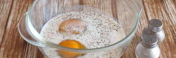 омлет с хлебом на сковороде