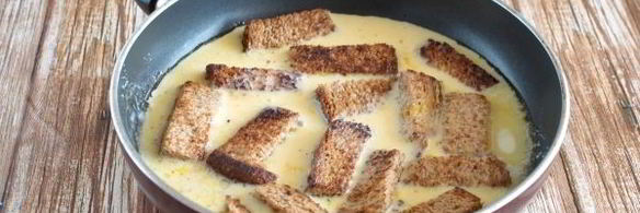 омлет с хлебом на сковороде