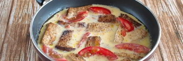 омлет с хлебом на сковороде