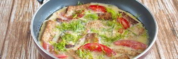 омлет с хлебом на сковороде