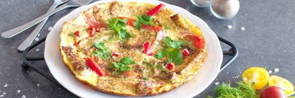 омлет с хлебом на сковороде