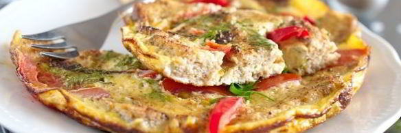 омлет с хлебом на сковороде