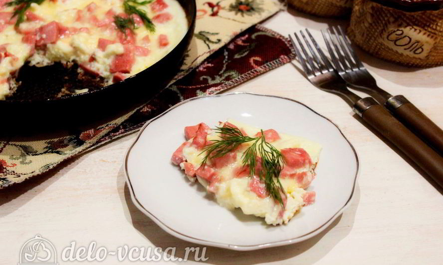 Рецепт омлета с колбасой на сковороде