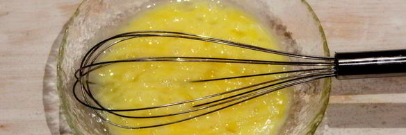 омлет с колбасой на сковороде