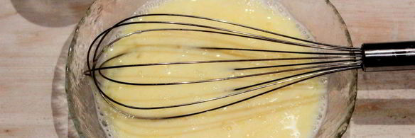 омлет с колбасой на сковороде