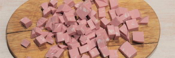 омлет с колбасой на сковороде