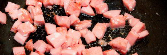 омлет с колбасой на сковороде