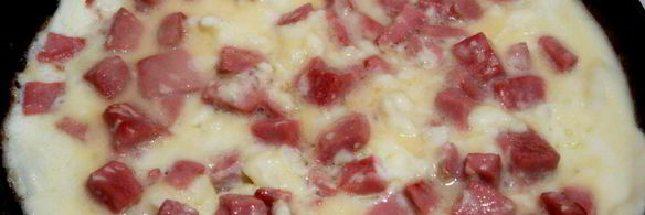 омлет с колбасой на сковороде