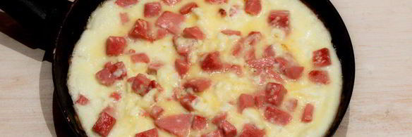 омлет с колбасой на сковороде