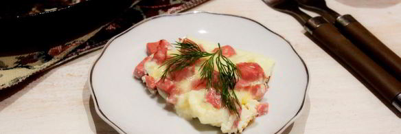 омлет с колбасой на сковороде