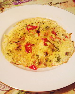 Омлет с луком-пореем и помидорами