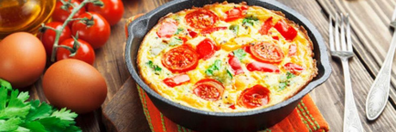 Омлет с овощами, сыром и зеленью