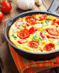 Омлет с овощами, сыром и зеленью