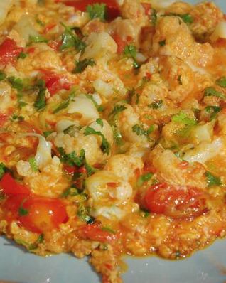 Омлет с помидорами и цветной капустой