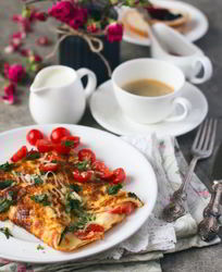 Омлет с помидорами, сыром и зеленью