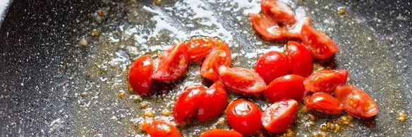 омлет с помидорами, сыром и зеленью