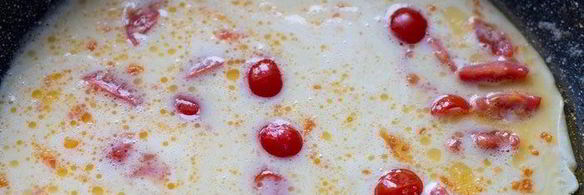 омлет с помидорами, сыром и зеленью