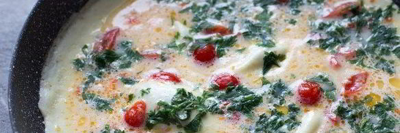 омлет с помидорами, сыром и зеленью