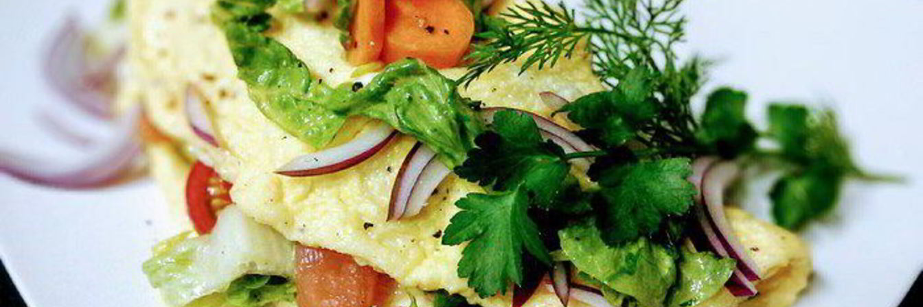 Омлет с салатом и копченым лососем