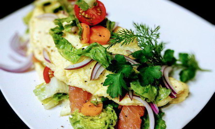 Рецепт омлета с салатом и копченым лососем